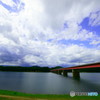 御所湖と繋大橋に雲が行く。