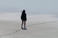 あとずさりの少女