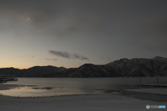 凍る湖畔と三日月の夜明け