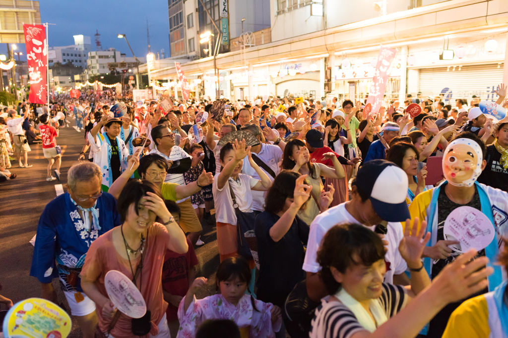 手を挙げて足を運べば阿波踊り