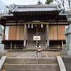 神社とともにボストンテリア
