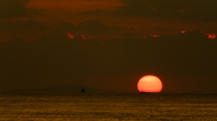 夕日は「沈む」