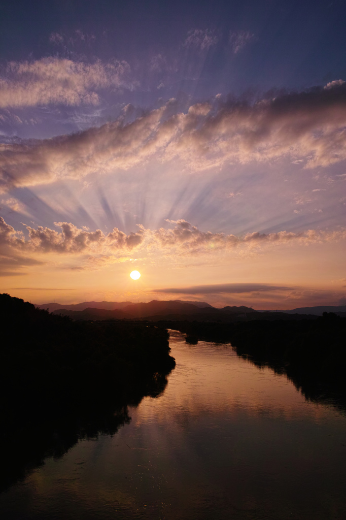 夕焼けを映す川