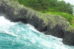 波と岸壁