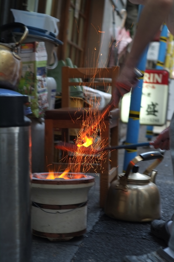 炭おこし     三軒茶屋
