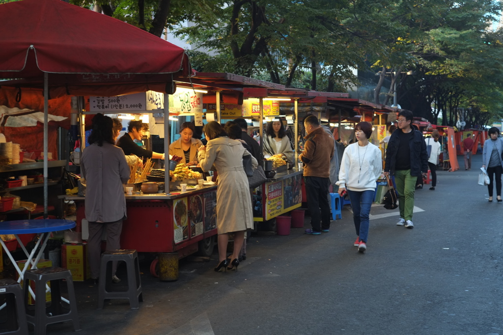 夕刻の露店　釜山・西面