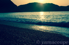朝の砂浜