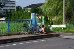 友達を待つ少年