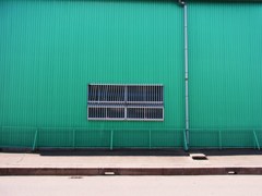 エメラルドグリーンの倉庫