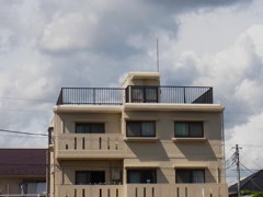 マンションと空