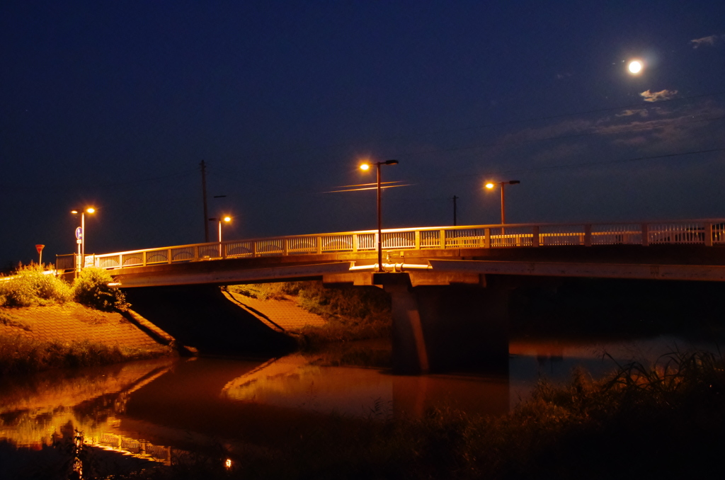 誰もいない夜の橋