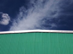 倉庫と空