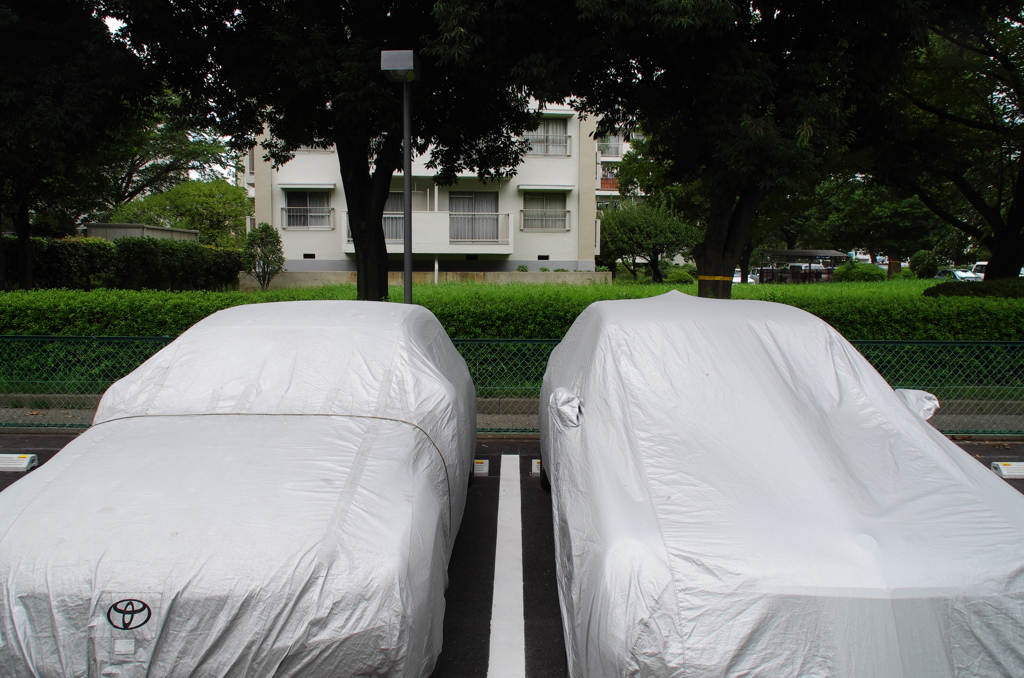 二台の匿名の車