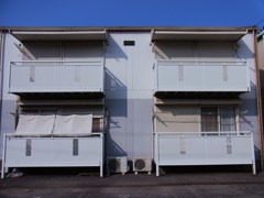 昼間のアパート