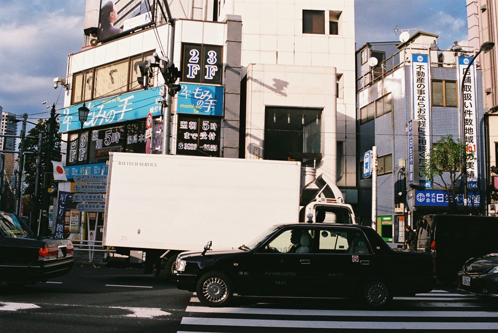 白いトラックと黒いタクシー