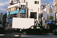 白いトラックと黒いタクシー