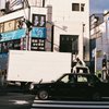 白いトラックと黒いタクシー