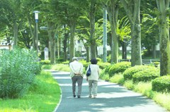 老夫婦の背中