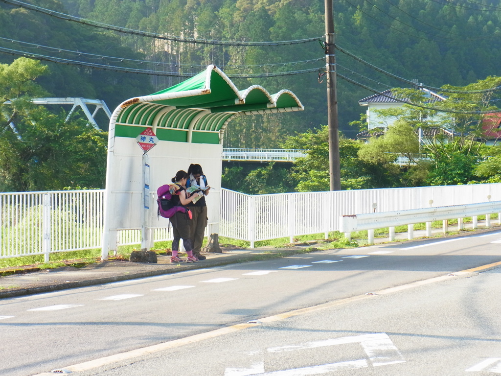 バスを待つ二人