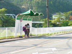 バスを待つ二人