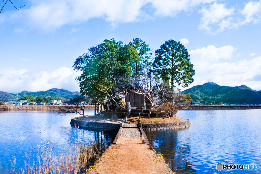 湖上に浮かぶ神社