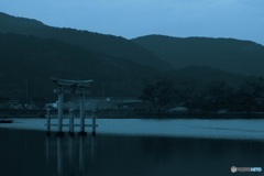 川に浮かぶ鳥居　ブルーインク