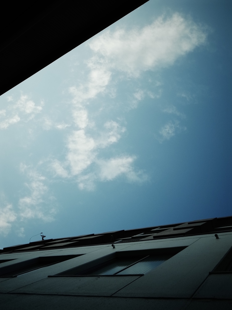 ビルの谷間より見上げた空