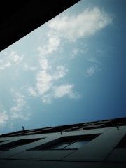 ビルの谷間より見上げた空