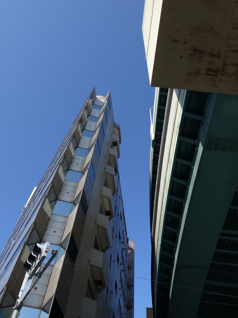 シャープなビル２