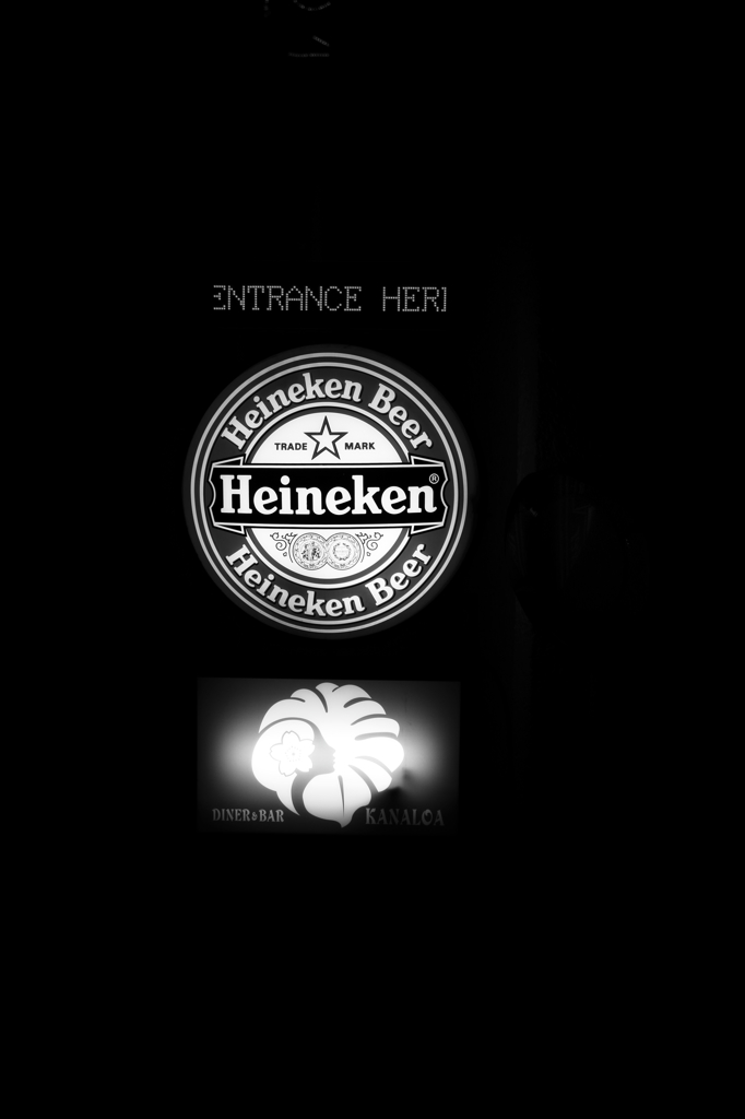 闇に浮かぶ-モノクロ