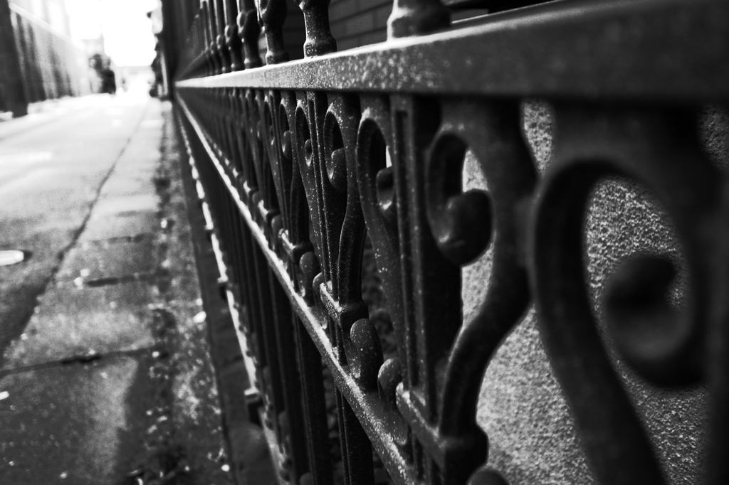 鉄柵ーモノクロ