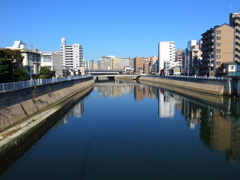 水に映る街、快晴の空