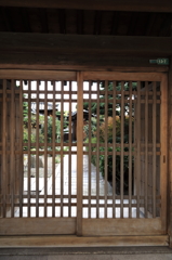 格子戸越しの庭