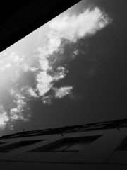 ビルの谷間より見上げた空－ハイコントラスト