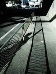 通り過ぎる影