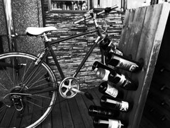 空き瓶と自転車-ハイコントラスト白黒