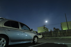 駐車場の月