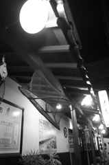 裸電球と漁網