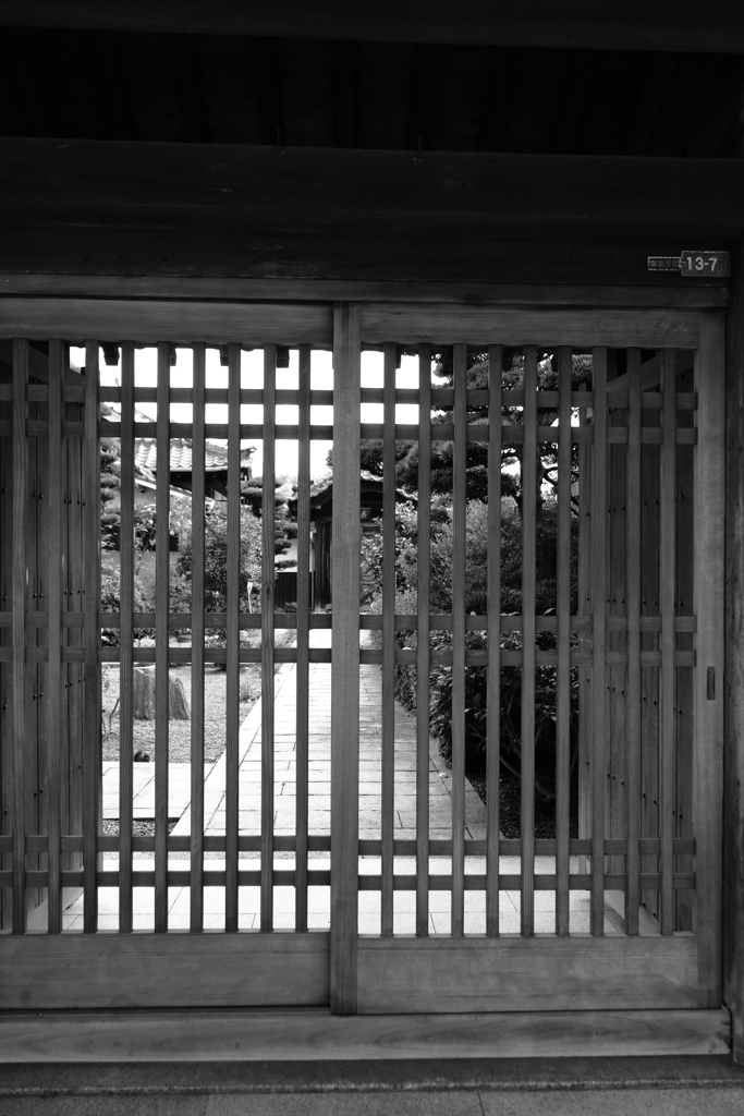格子戸越しの庭-モノクロ