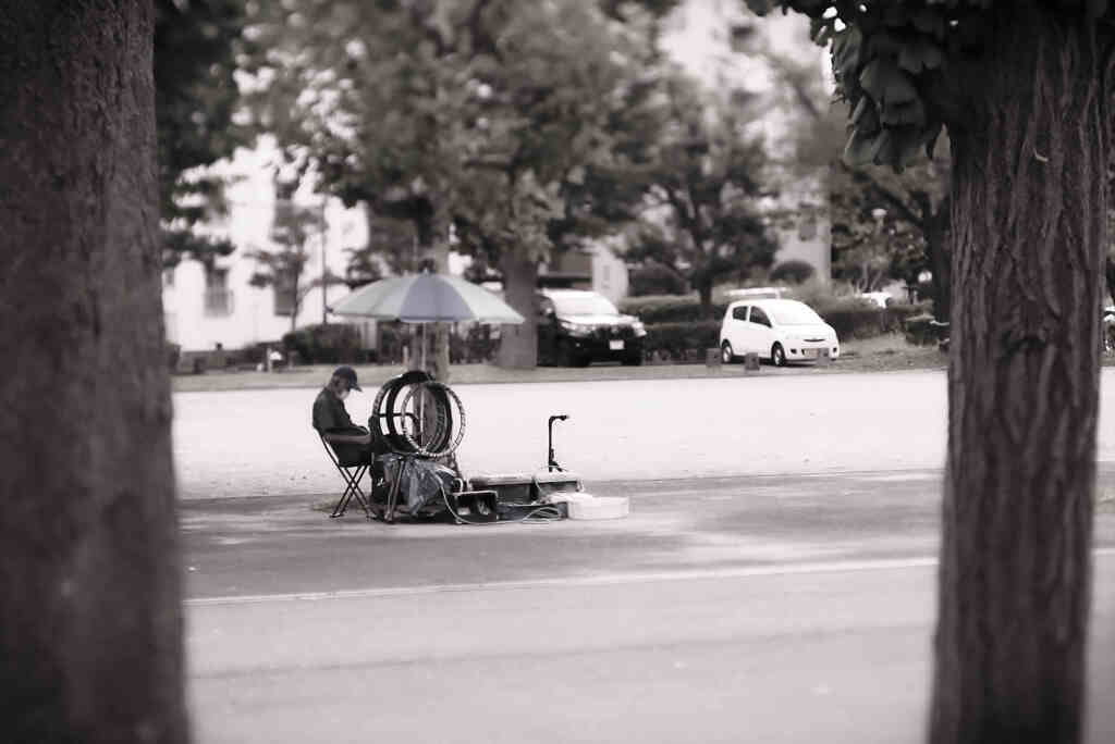 古い団地の自転車修理