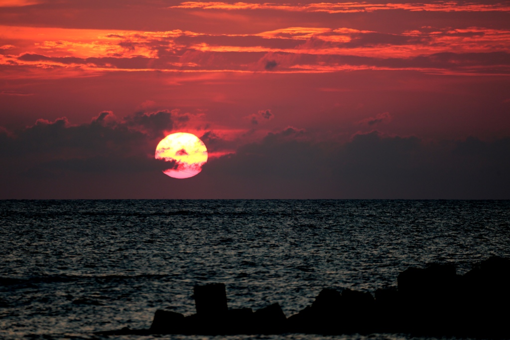 日本海に沈む