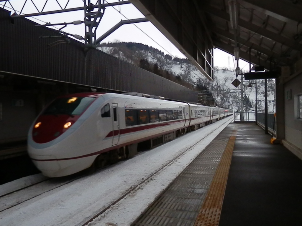 虫川大杉駅を通過するHK681系特急「はくたか1号」