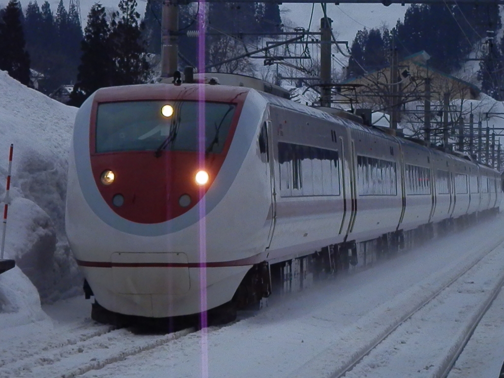 まつだい駅を高速で通過する特急「はくたか6号」