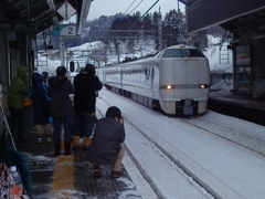 まつだい駅を高速で通過する特急「はくたか7号」