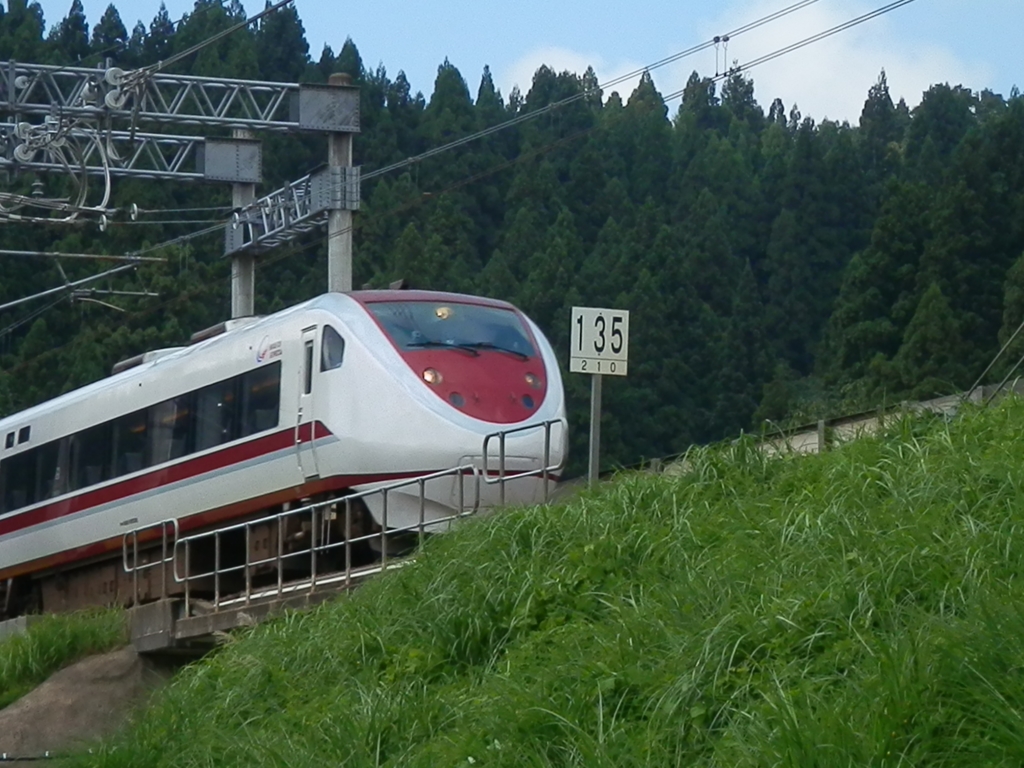 「制限135km/h」の速度制限標識と北越急行681系「はくたか」