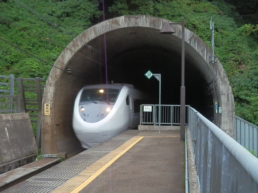 鍋立山トンネルから出てきたjr西日本681系 はくたか By 東海のぞみ