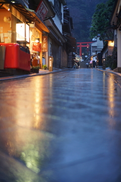 雨、江ノ島参道