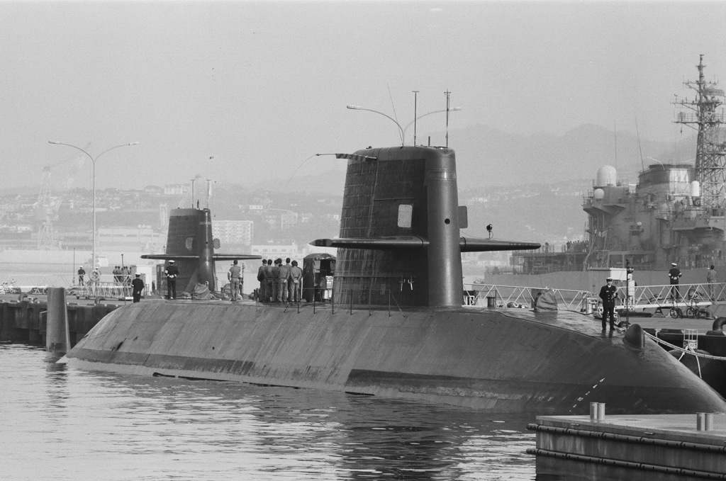 潜水艦バース　朝の自衛隊旗掲揚