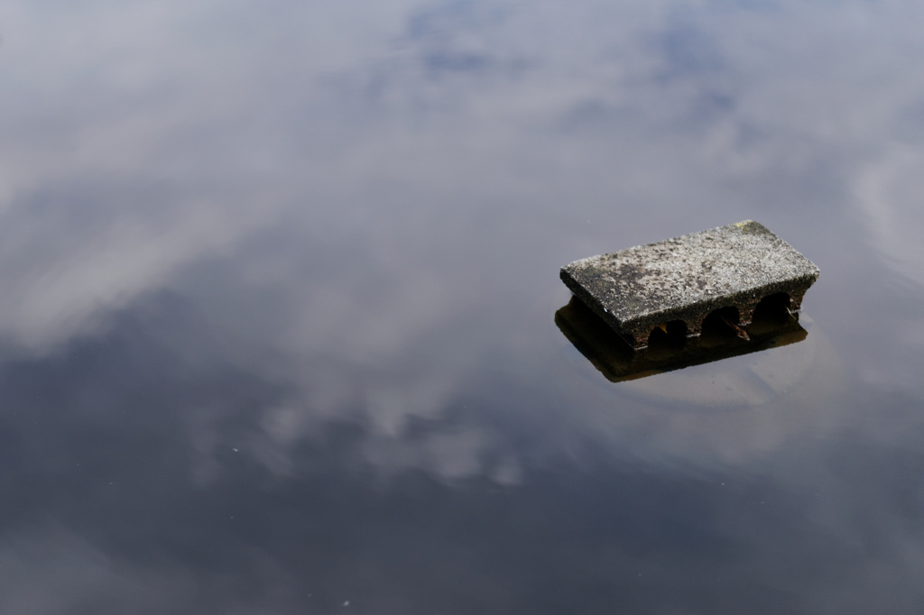 空に浮かぶブロック