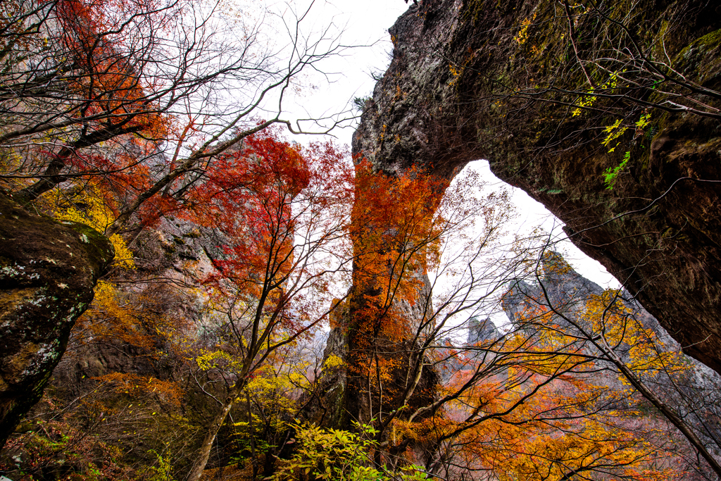 石門と紅葉 